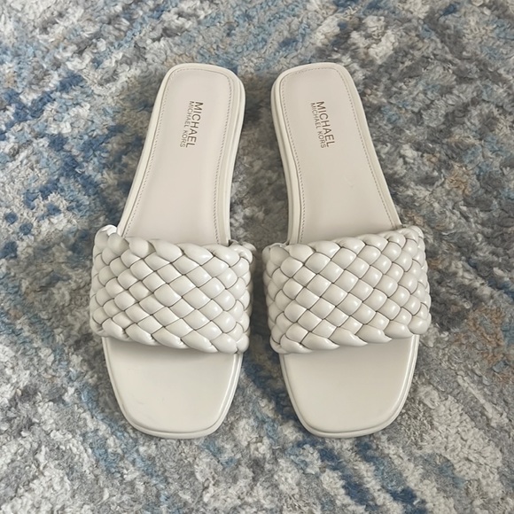 Michael Kors Cream slide sandal. Size 6.5. Like New - Picture 8 of 8